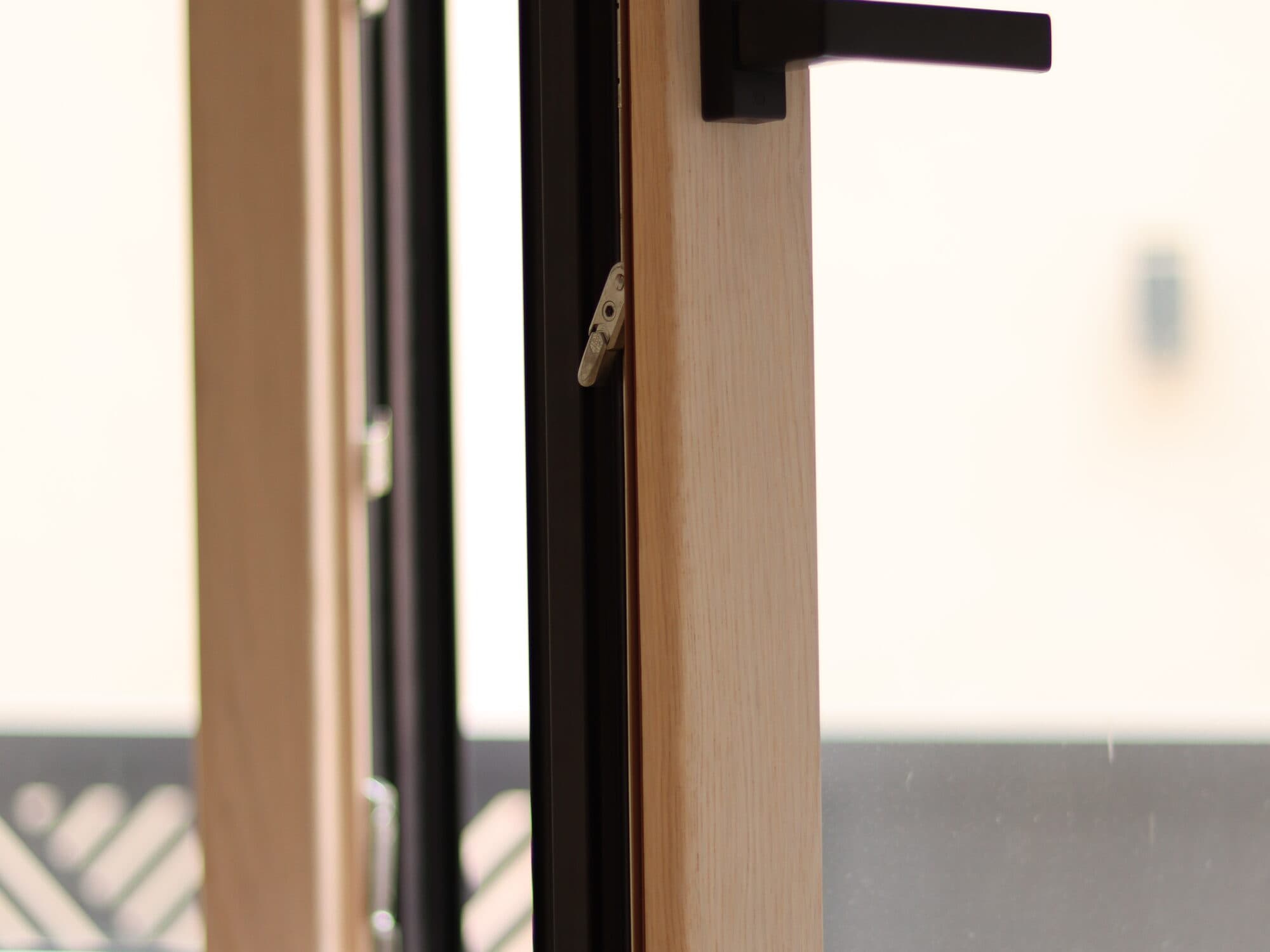 Geöffnetes Fenster mit sichtbarem Beschlag und Dichtung im Rahmenfalz