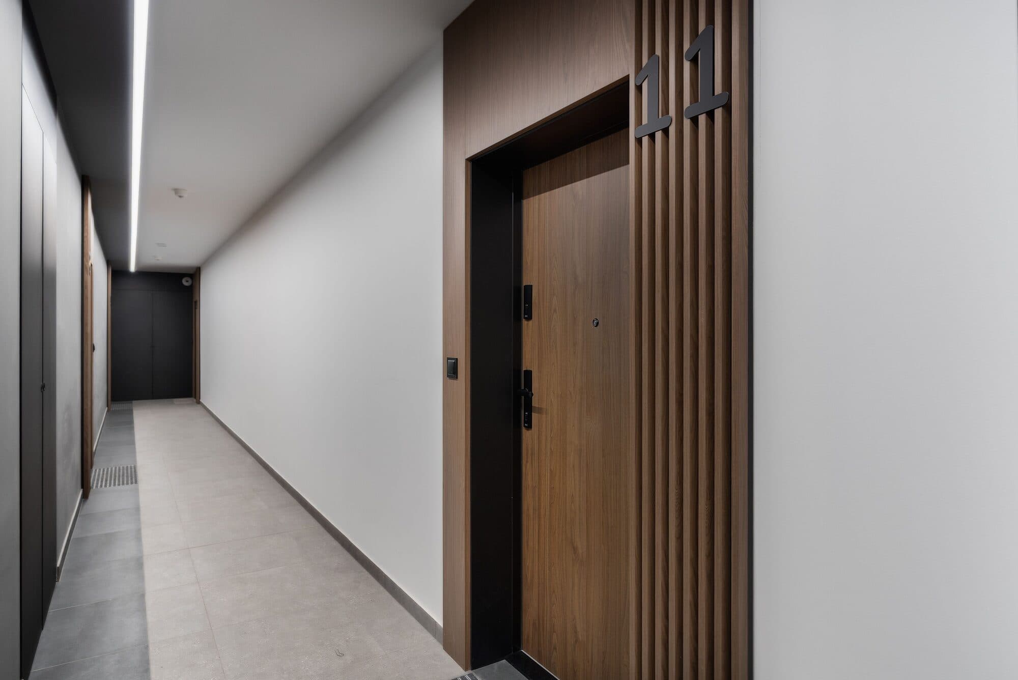 Wohnungseingangstür nach der Montage im Stiegenhaus