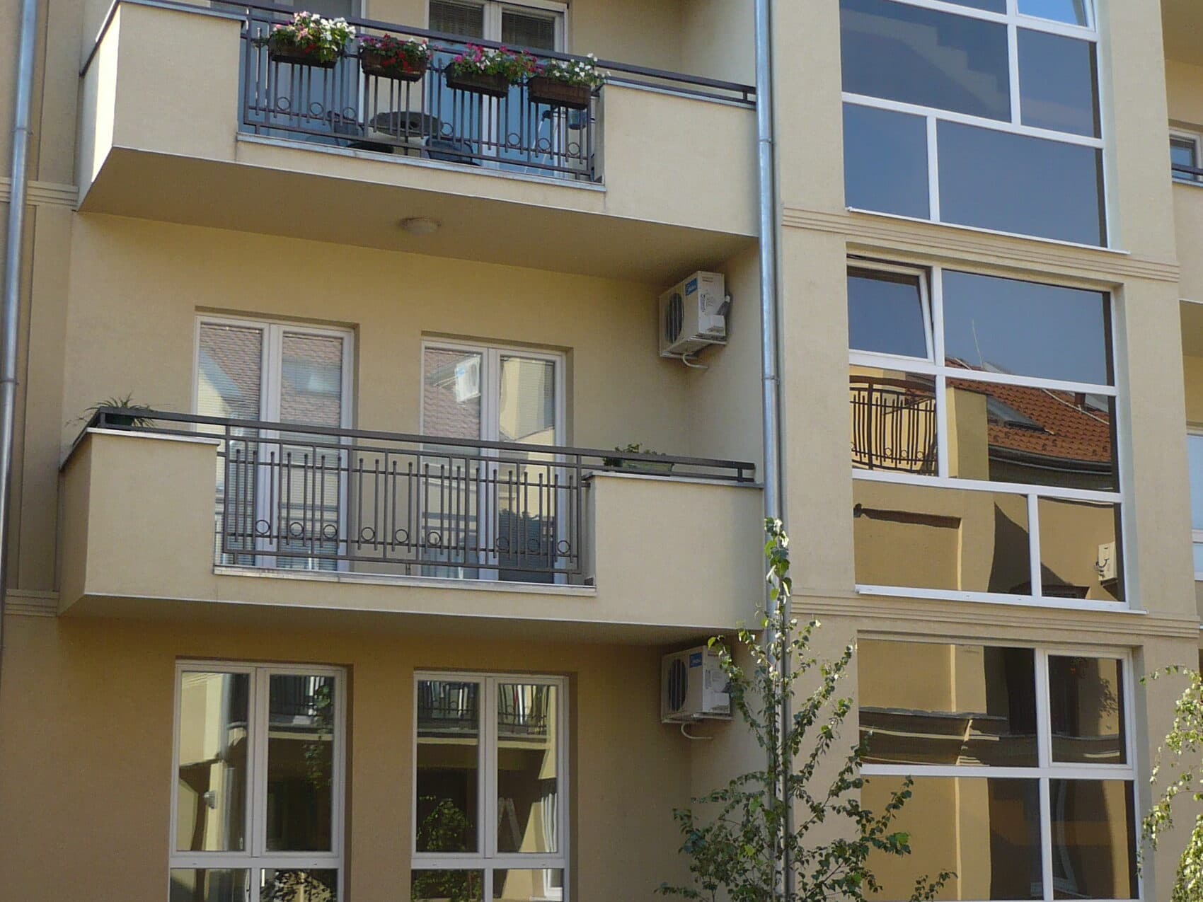 Balkongeländer an einer Wohnhausfassade