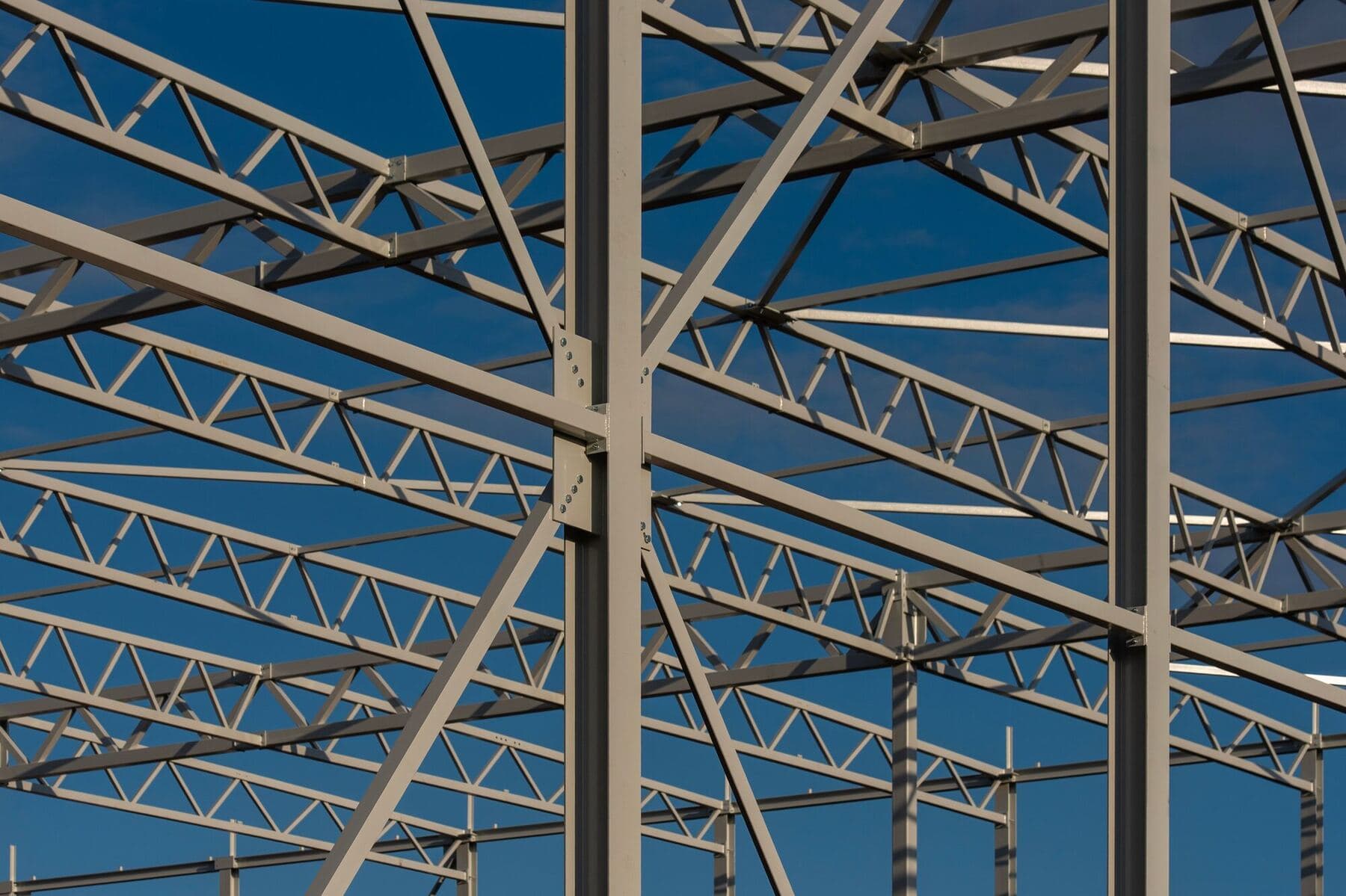 Stahltragwerk aus verzinkten Trägern und Fachwerkbindern