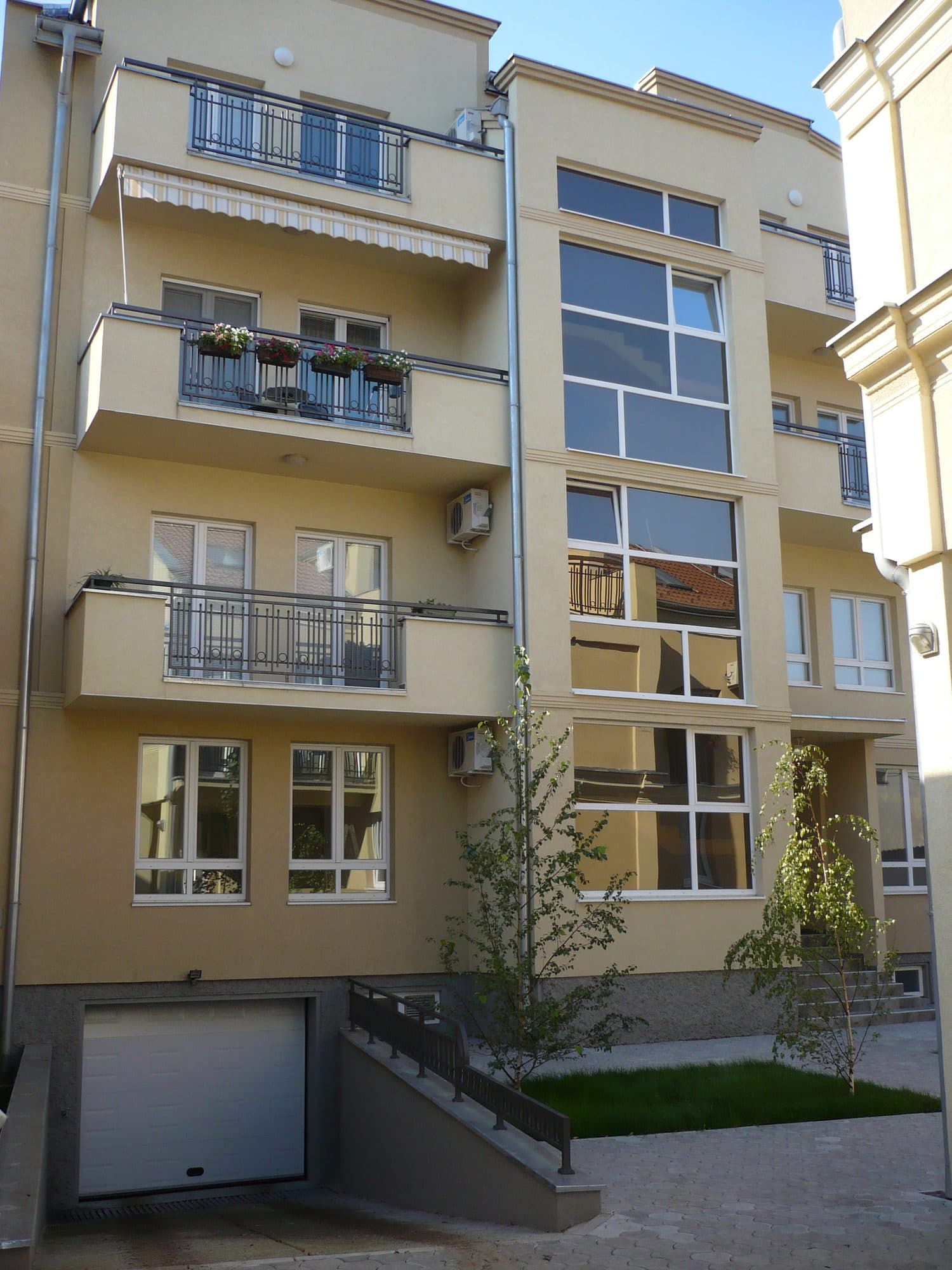 Fenstermontage an einem mehrstöckigen Wohnhaus