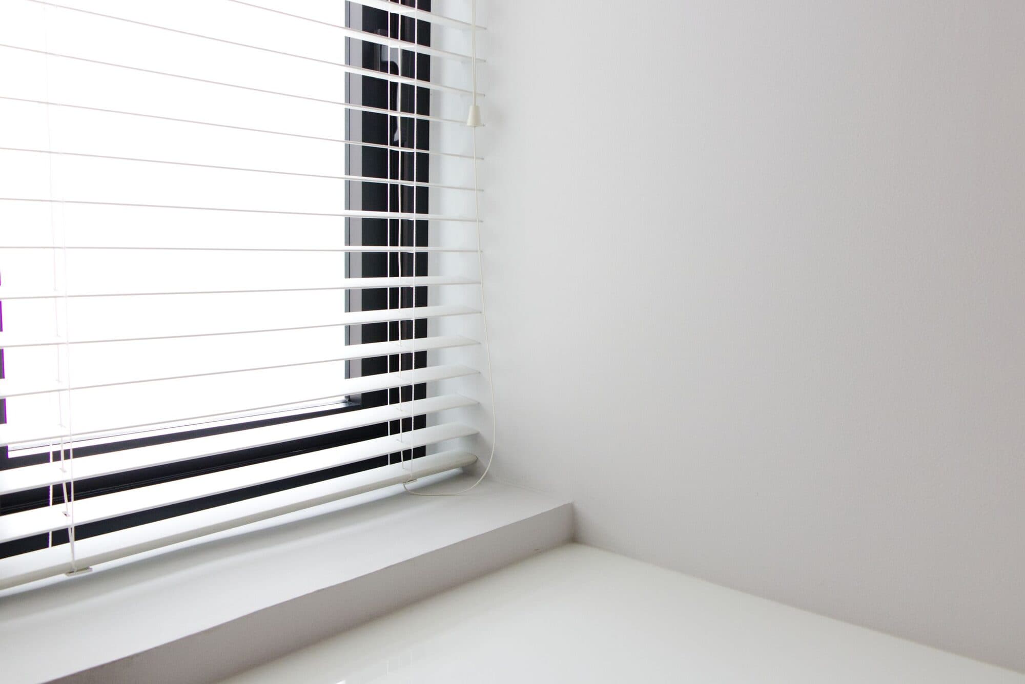 Fenster im Wohnraum mit geöffnetem Flügel