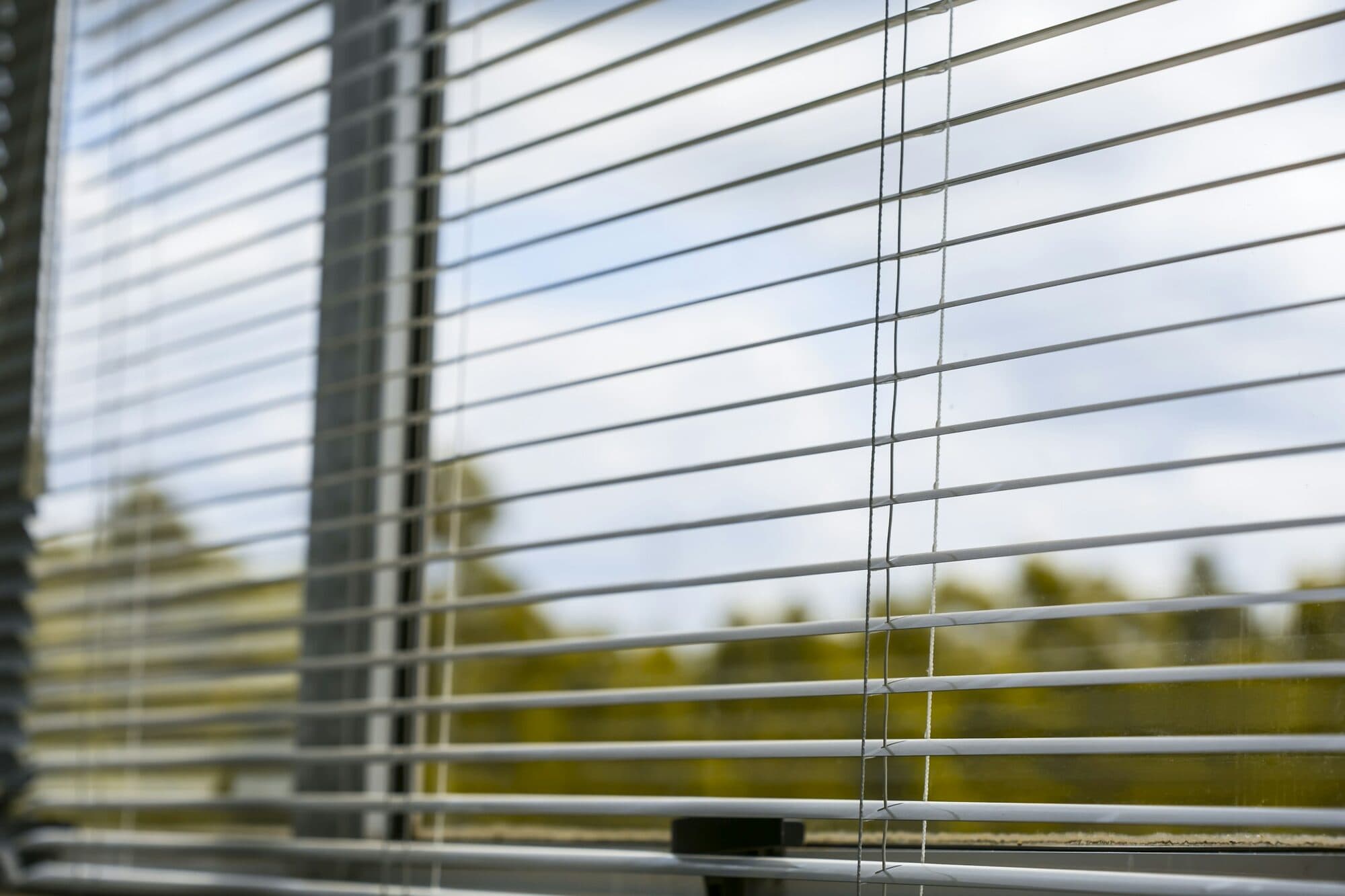 Geöffneter Fensterflügel mit sichtbarem Beschlag im Falz